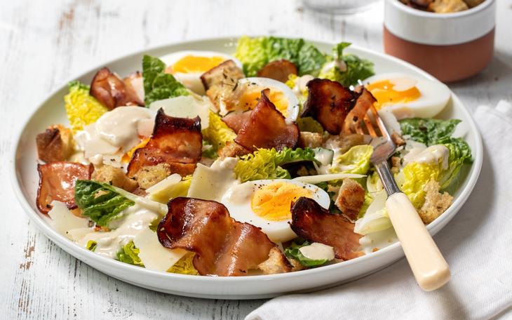 Cæsarsalat med kyllingbacon og egg