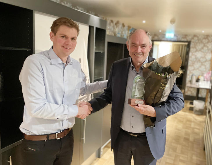 Ole Anders Fjeldberg delte ut prisen Biff Natur til oppdretter Trond Dahl fra Holter i Viken. 