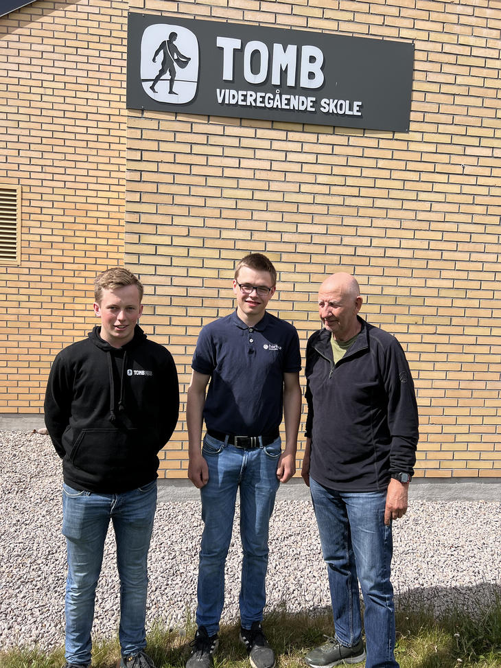 Årets Husdyrtreff-vinnere på storfekjøtt, fra venstre Martin Gran, Jørgen Forrestad, og lærer Tore Framstad. 