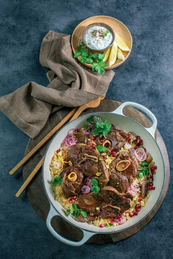 Skivet bog av ungsau, med spisskummen, chili og couscous.
