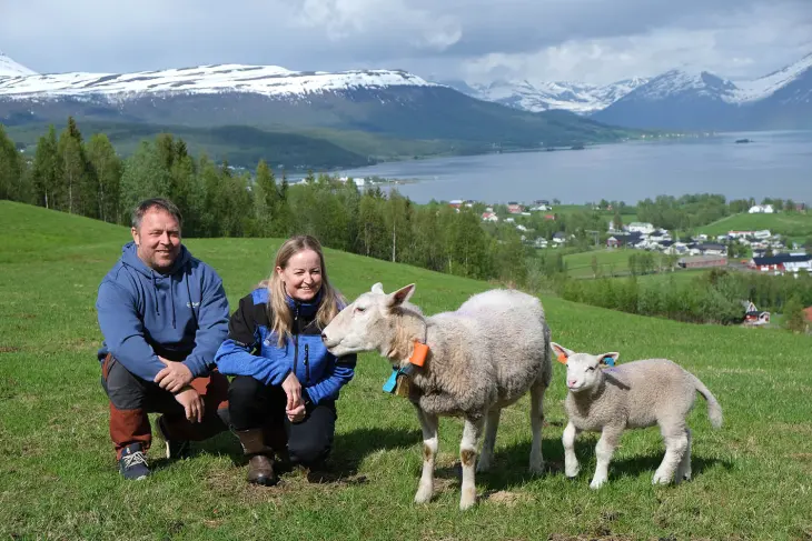 Anette Heggelund-Johansen og Stian Hemmingsen på gården i Storsteinnes. Foto: Liv Jorunn Denstadli Sagmo Anette Heggelund-Johansen og Stian Hemmingsen på gården i Storsteinnes. Foto: Liv Jorunn Denstadli Sagmo